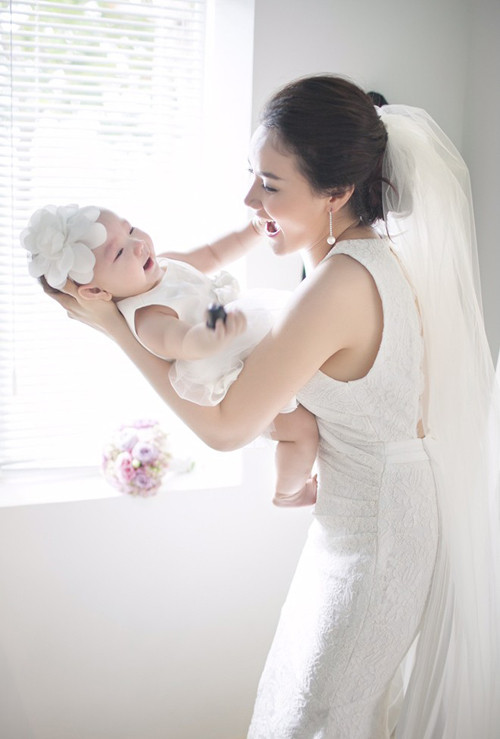 Trang Nhung hiện đang mang bầu lần hai, ở tháng thứ tư của thai kỳ. Cô tận hưởng hạnh phúc làm mẹ một cách vui vẻ, hào hứng. a-hau-trang-nhung-chua-tung-hoi-tiec-khi-tam-dung-su-nghiep-sinh-con