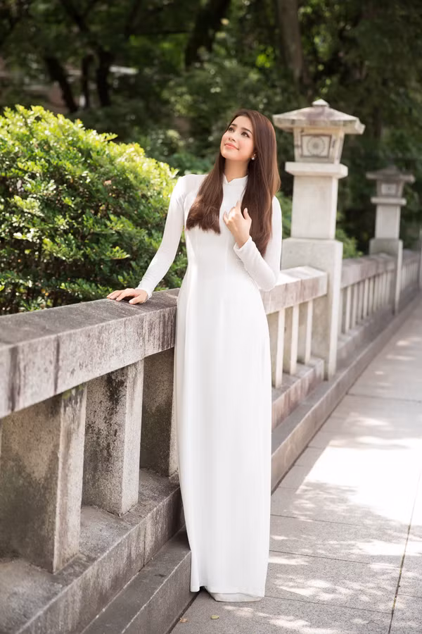 pham-huong-trong-nhu-nu-sinh-khi-den-tham-den-hakozaki-o-nhat-2