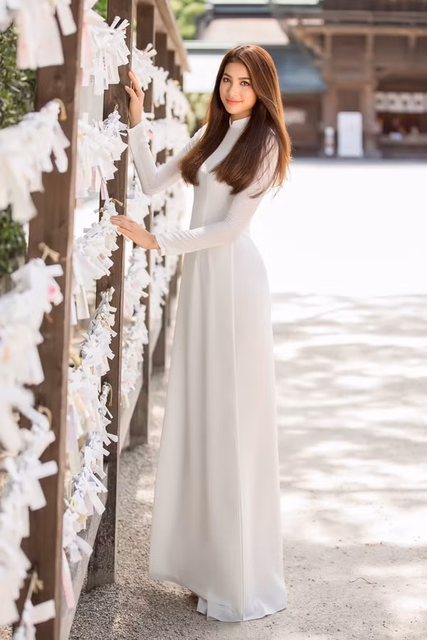 pham-huong-trong-nhu-nu-sinh-khi-den-tham-den-hakozaki-o-nhat-4