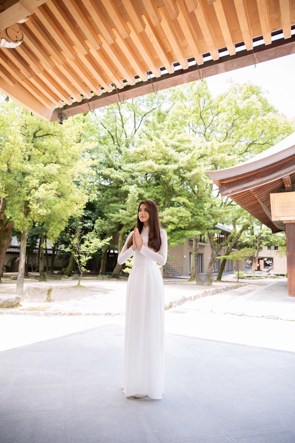 Tại đây, Phạm Hương đã được nghe kể về lịch sử hình thành và phát triển của ngôi đền. pham-huong-trong-nhu-nu-sinh-khi-den-tham-den-hakozaki-o-nhat-1