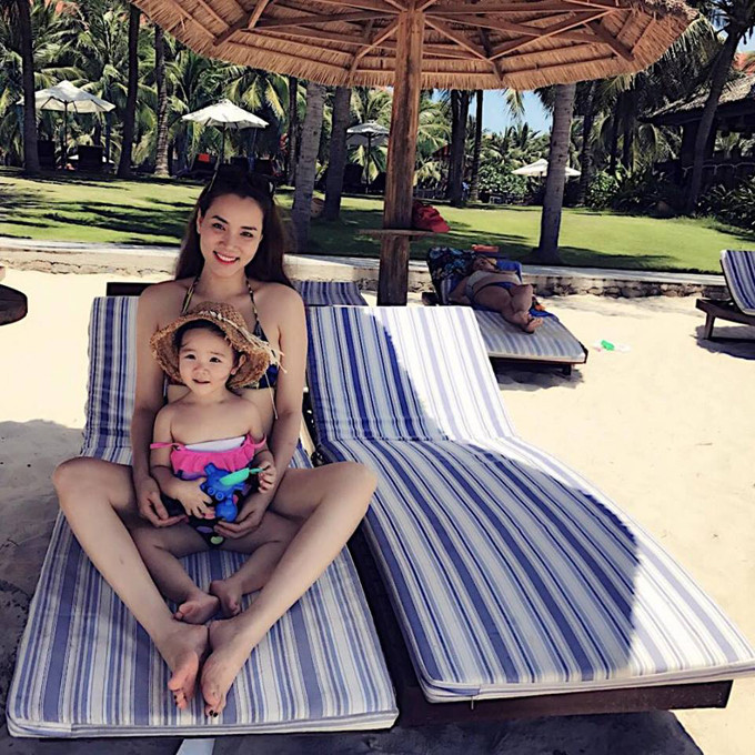 Cựu người mẫu vẫn giữ được vóc dáng trong thời kỳ "bầu bí". a-hau-trang-nhung-chua-tung-hoi-tiec-khi-tam-dung-su-nghiep-sinh-con-1