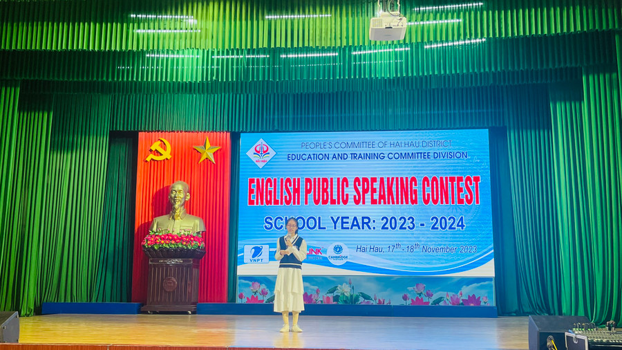 Thí sinh thực hiện phần thi của mình trên sân khấu theo đúng quy chế hội thi.