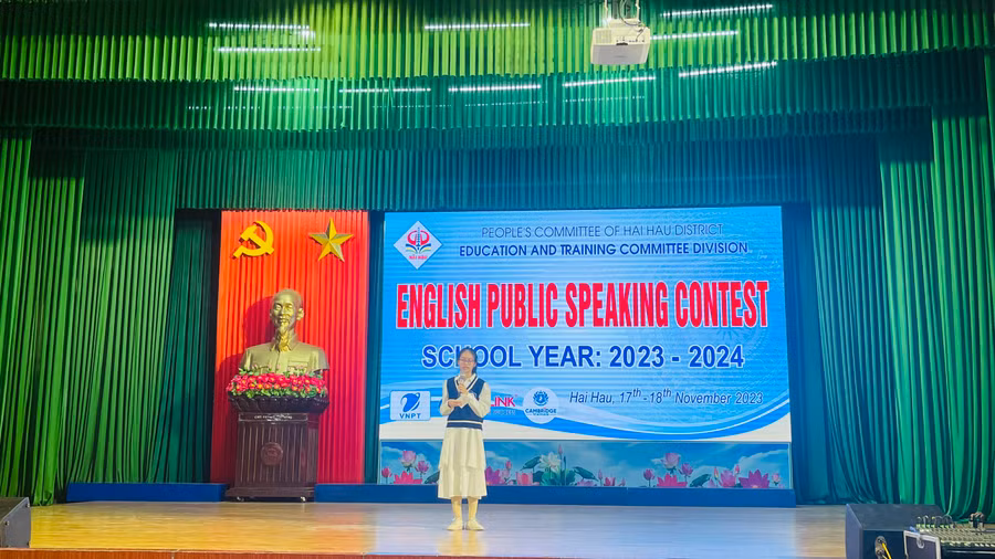 Thí sinh thực hiện phần thi của mình trên sân khấu theo đúng quy chế hội thi.