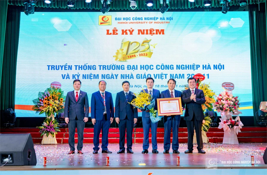 Ông Nguyễn Sinh Nhật Tân - Thứ trưởng Bộ Công Thương trao Bằng khen của Thủ tướng Chính phủ cho tập thể Trường ĐH Công nghiệp Hà Nội tại buổi lễ.