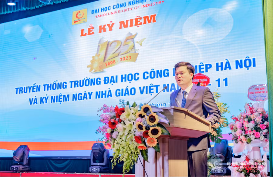 TS Kiều Xuân Thực - Hiệu trưởng Trường ĐH Công nghiệp Hà Nội phát biểu tại chương trình.