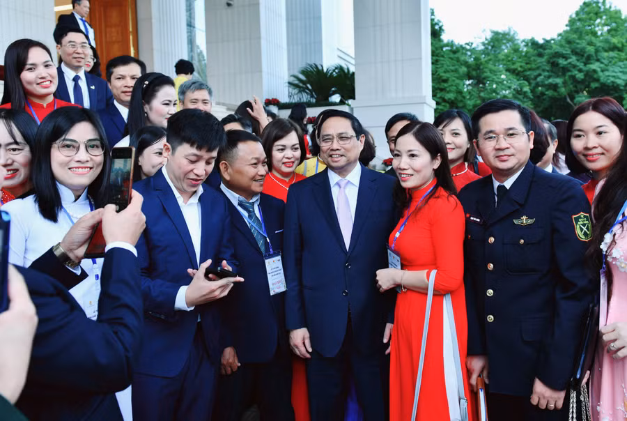 Cô Khuất Thị Hòa đứng cạnh Thủ tướng Chính phủ Phạm Minh Chính sau buổi yết kiến chiều 17/11.