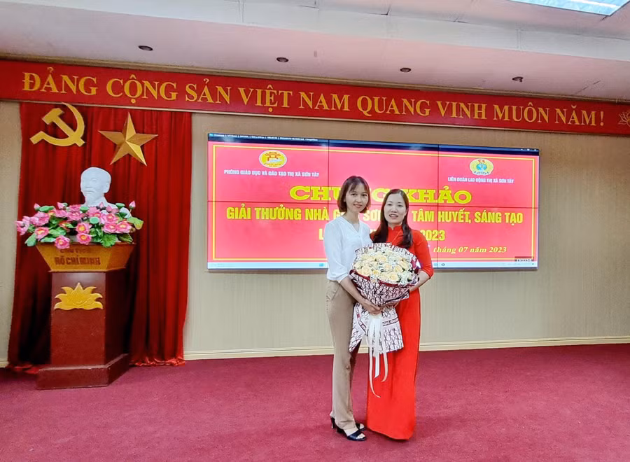 Cô Khuất Thị Hòa và cô Hiệu trưởng Nguyễn Thị Bích Hạnh (trái) trong Chung khảo giải thưởng Nhà giáo Sơn Tây tâm huyết sáng tạo năm 2023.