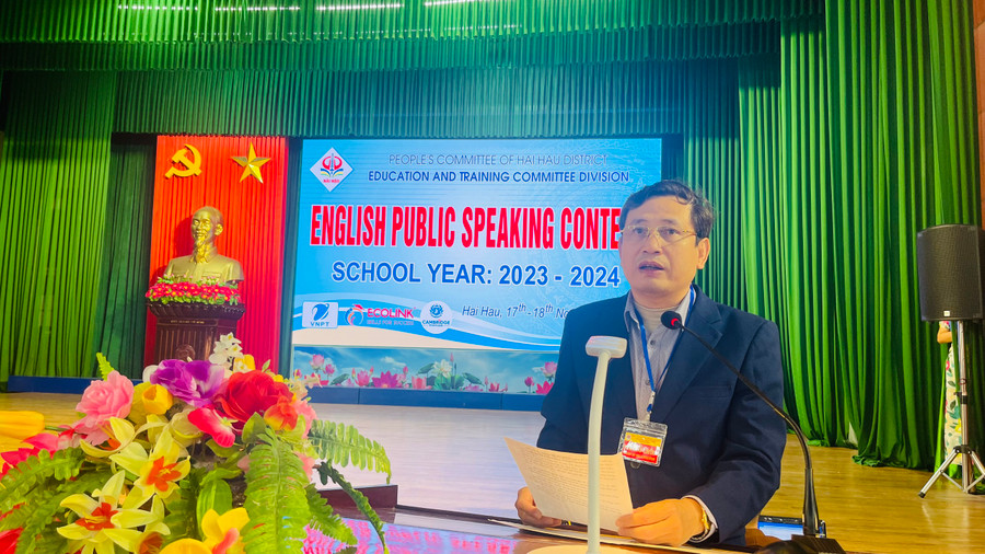 Ông Vũ Thế Hưng - Trưởng Phòng GD&amp;ĐT Hải Hậu phát biểu khai mạc hội thi.
