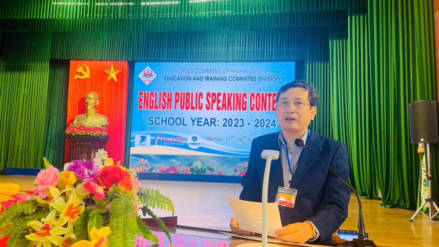 Ông Vũ Thế Hưng - Trưởng Phòng GD&amp;ĐT Hải Hậu phát biểu khai mạc hội thi.