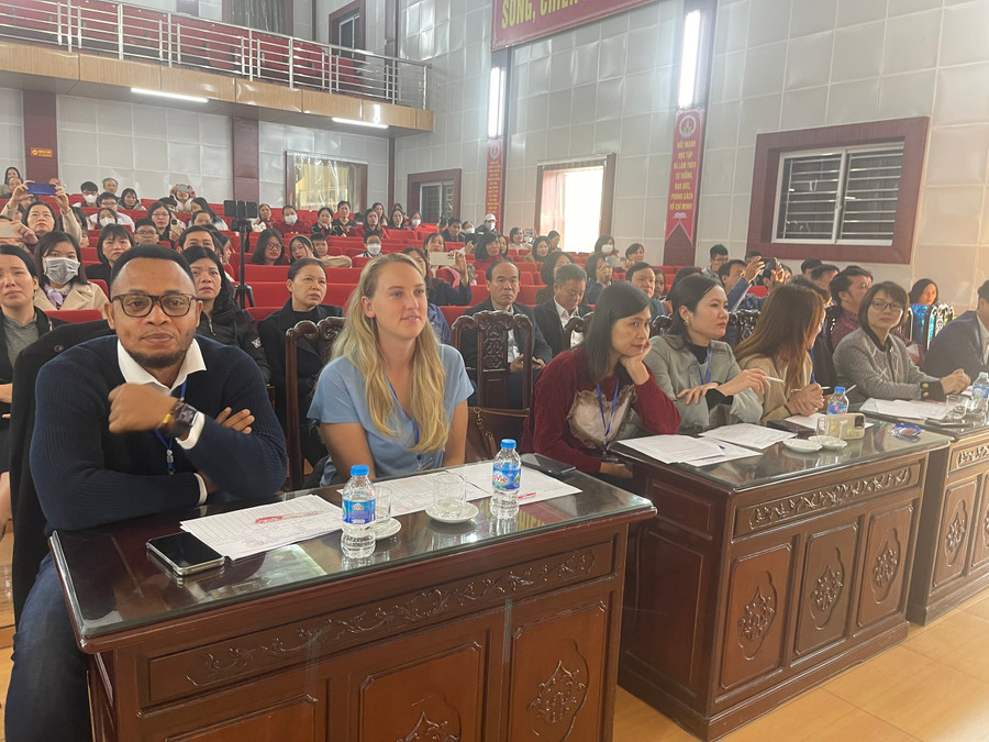 Thành viên ban giám khảo bao gồm các giáo viên bản ngữ người nước ngoài.