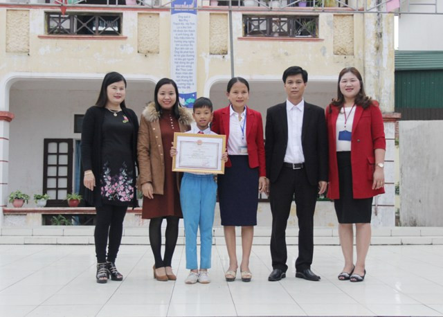 Em Hiếu cùng các giáo viên trường Tiểu học Thịnh Lộc nhận giấy khen của Sở GD&ĐT Hà Tĩnh