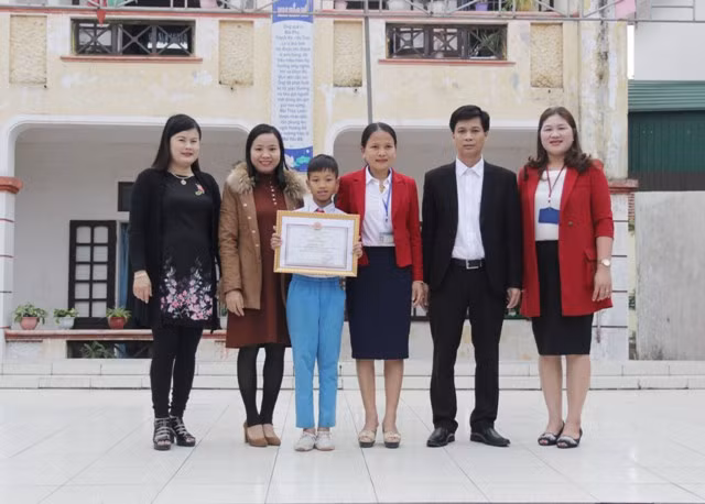 Em Hiếu cùng các giáo viên trường Tiểu học Thịnh Lộc nhận giấy khen của Sở GD&ĐT Hà Tĩnh