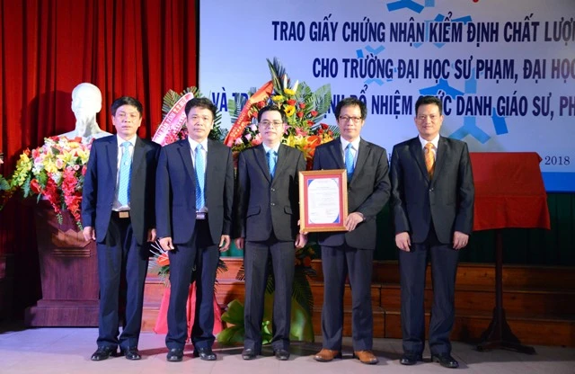 Ông Nguyễn Xuân Hải – Giám đốc trung tâm kiểm định chất lượng giáo dục- ĐH Quốc gia Hà Nội trao giấy Kiểm định chất lượng giáo dục cho Trường ĐHSP Huế 