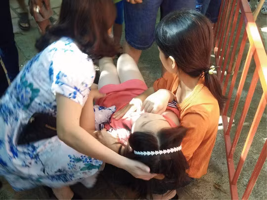 Đứt cáp trò chơi, hai cháu nhỏ bị rơi từ độ cao hơn 4m