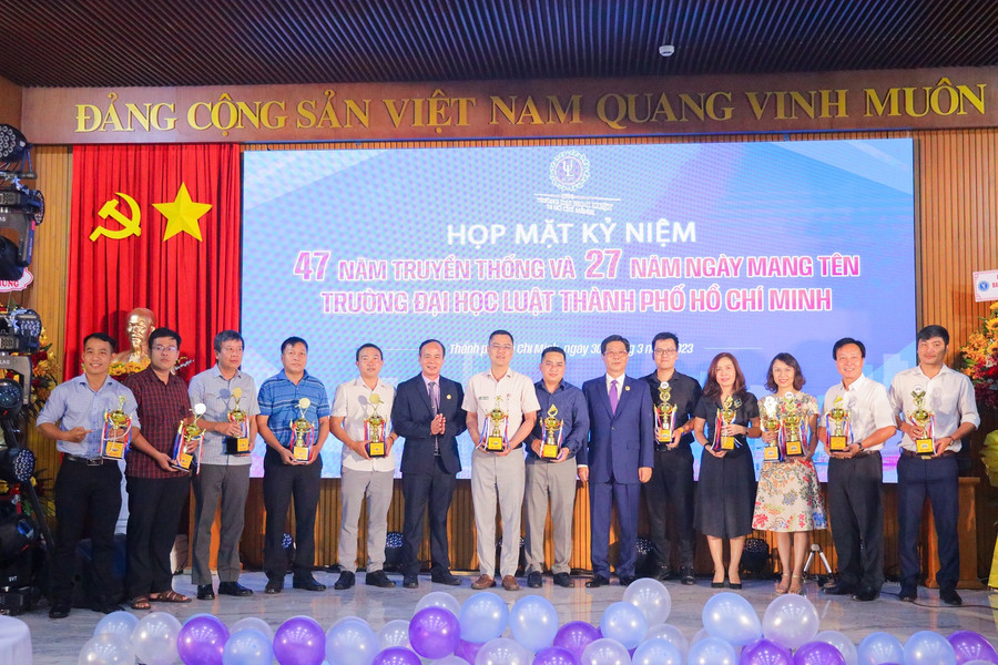 Trao giải Hội thao Viên chức và người lao động năm 2023. Trao giải Hội thao Viên chức và người lao động năm 2023.