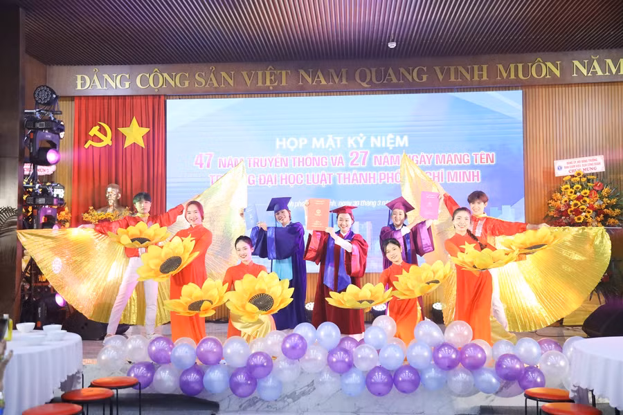 Một tiết mục văn nghệ của thầy cô và sinh viên tại lễ kỉ niệm.