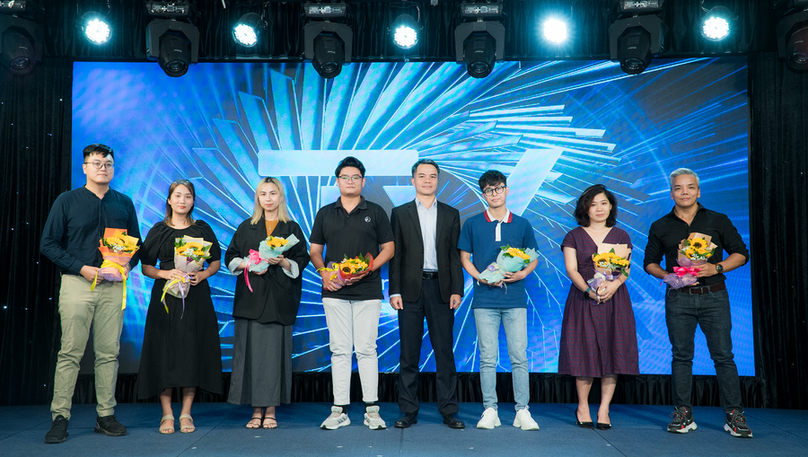 Ban tổ chức tặng hoa cảm ơn các nhà tài trợ cuộc thi. Ban tổ chức tặng hoa cảm ơn các nhà tài trợ cuộc thi.