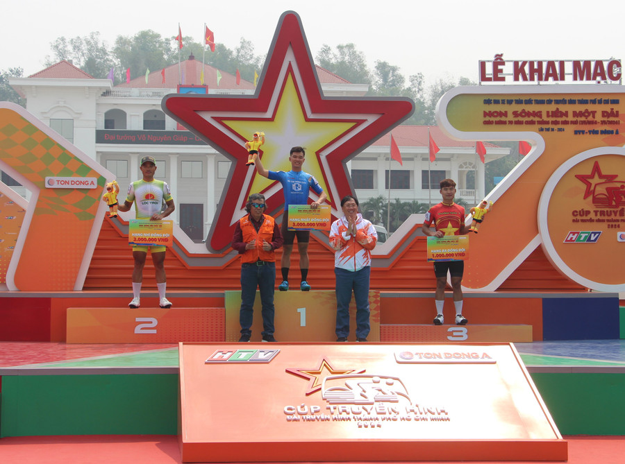 Ban tổ chức trao thưởng cho tập thể có thành tích xuất sắc. Ban tổ chức trao thưởng cho tập thể có thành tích xuất sắc.