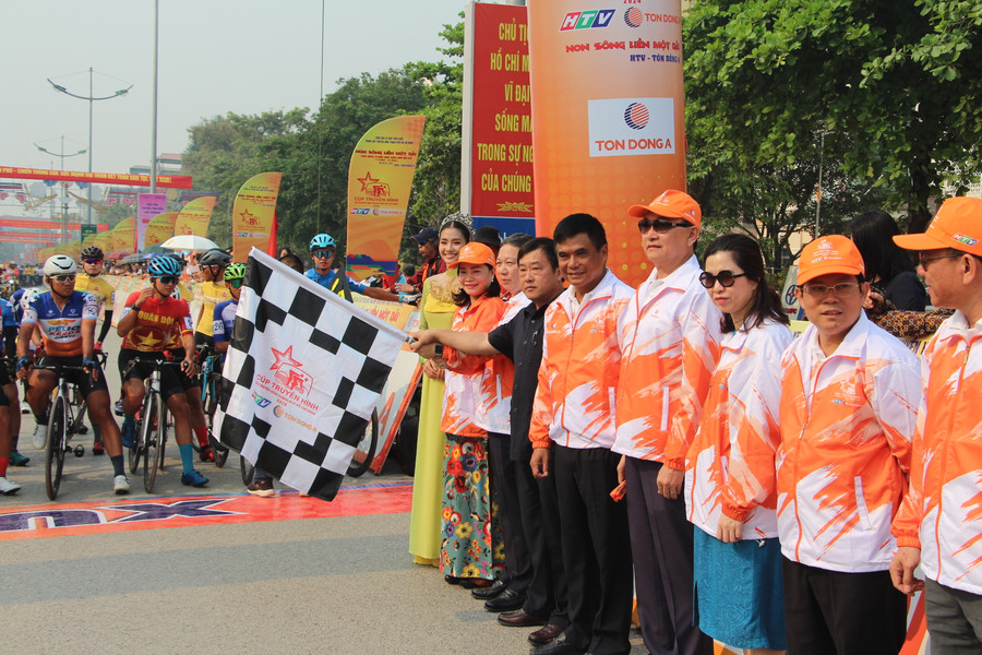 Thực hiện nghi thức trao cờ điều hành. Thực hiện nghi thức trao cờ điều hành.