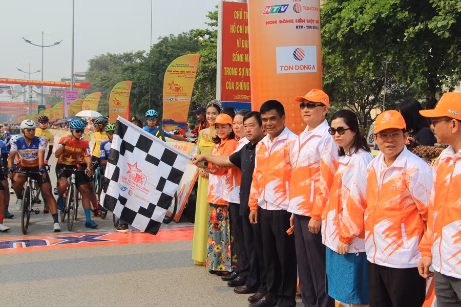 Thực hiện nghi thức trao cờ điều hành.