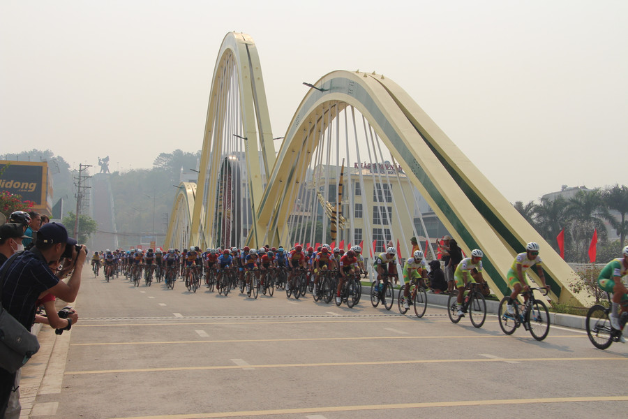 Các vận động viên qua cầu Thanh Bình. Các vận động viên qua cầu Thanh Bình.