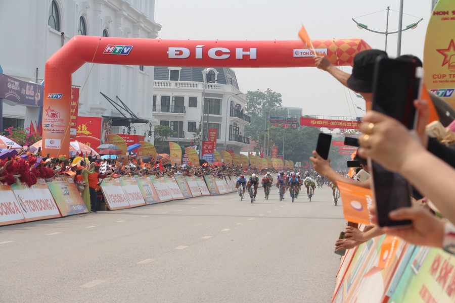 Cuộc đua thu hút đông đảo người dân tham gia. Cuộc đua thu hút đông đảo người dân tham gia.
