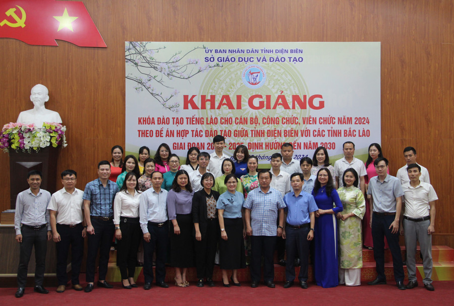 Các đại biểu chụp ảnh lưu niệm với học viên tham gia khóa học.