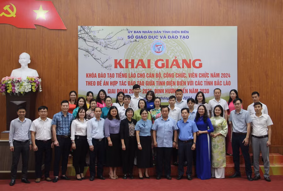 Các đại biểu chụp ảnh lưu niệm với học viên tham gia khóa học.