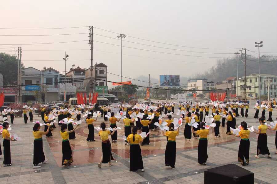 Hình ảnh tại Quảng trường 7/5, Tp. Điện Biên Phủ.