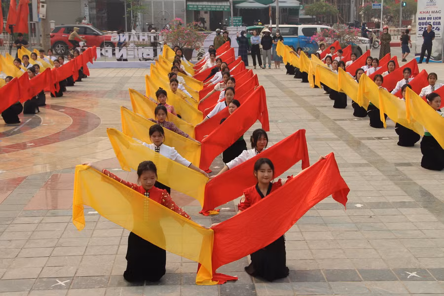 Tiết mục biểu diễn của trường THPT Phan Đình Giót.