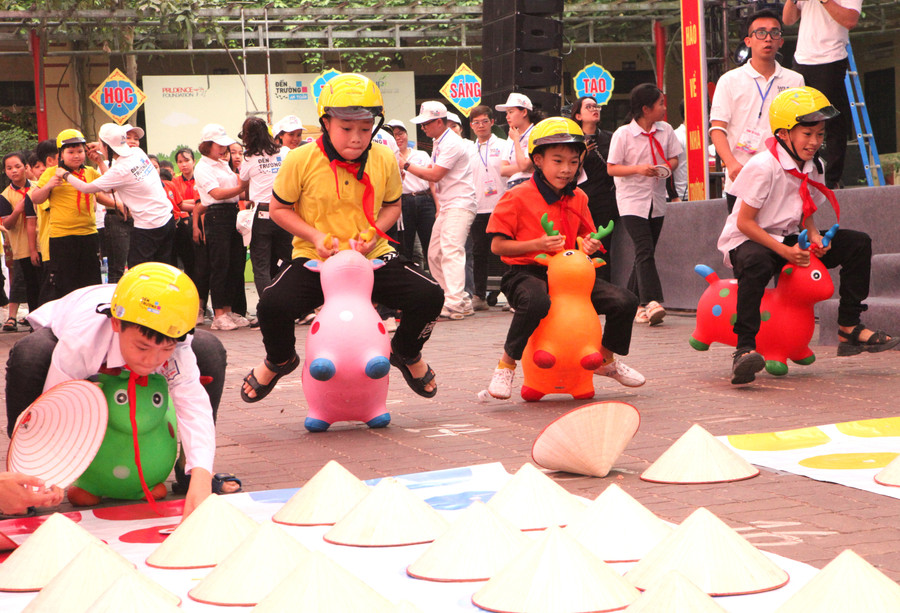 Các đội thi hăng hái tham gia thể hiện tài năng.