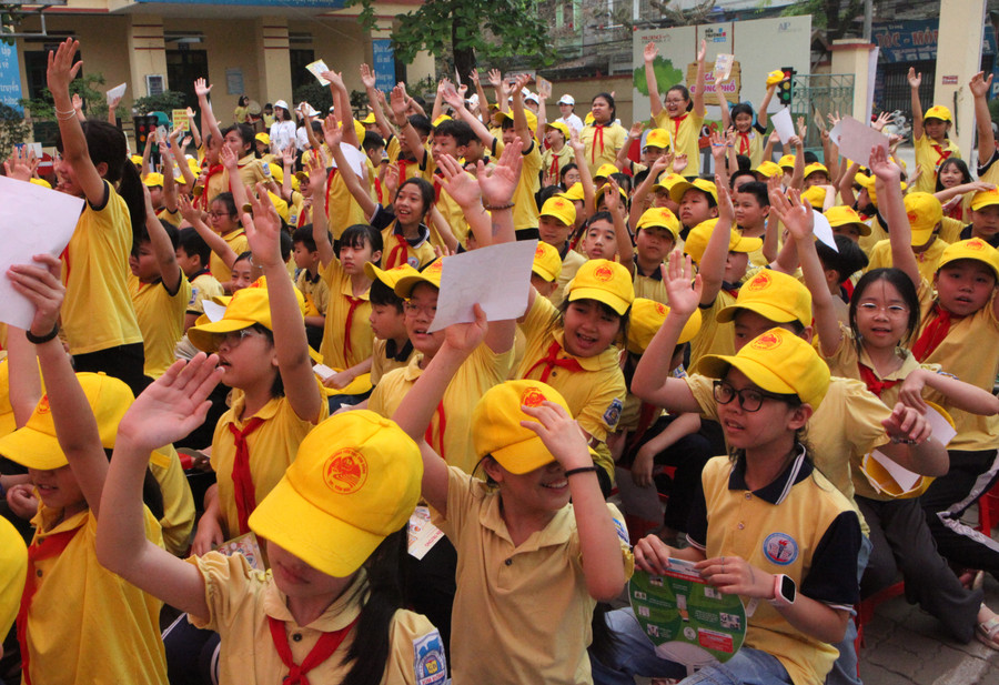 Đông đảo học sinh tham gia cổ vũ các đội thi.