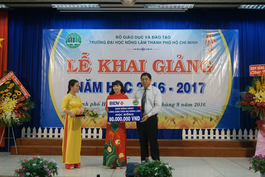 Đại diện Ngân hàng BIDV trao học bổng đồng hành cùng sinh viên Đại học Nông Lâm TPHCM