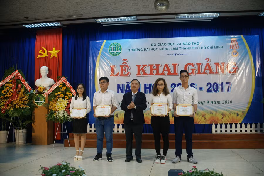GS.TS Nguyễn Hay trao học bổng và bằng khen cho 4 thủ khoa đầu vào