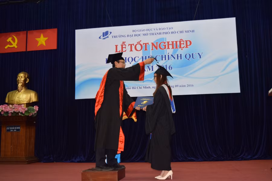 PGS.TS. Hiệu trưởng Nguyễn Văn Phúc trao bằng tốt nghiệp cho sinh viên