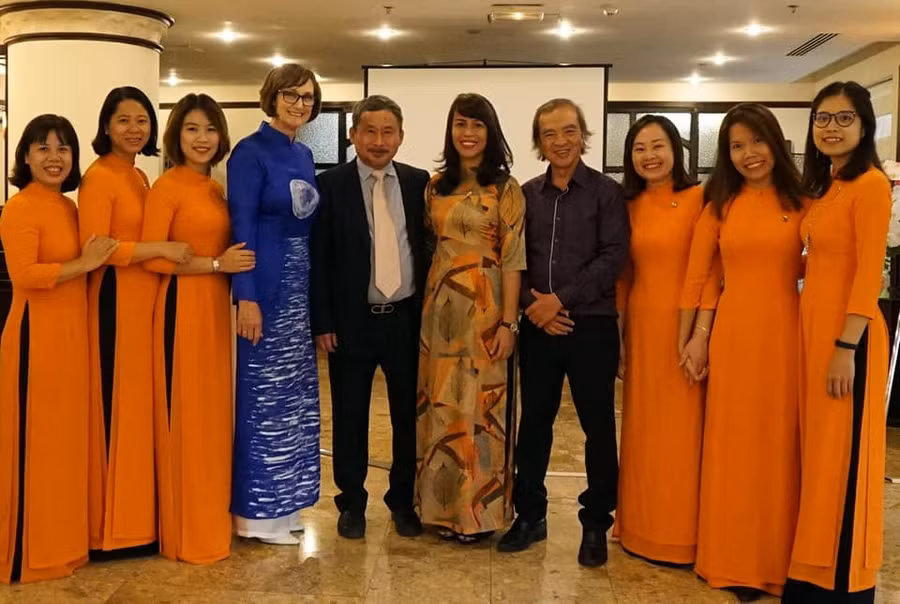 Bà Phạm Thị Thanh Tâm - Giám đốc điều hành REACH - cùng Tiến sĩ Phan Quốc Việt và các thành viên REACH