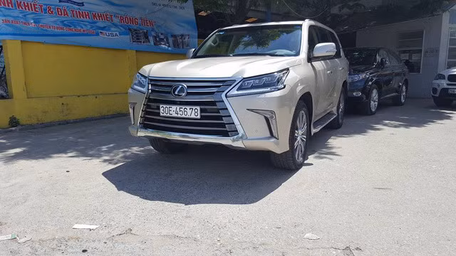 Lexus là một trong những thương hiệu xe sang có nhiều mẫu xe sở hữu biển số khủng nhất nhì ở Việt Nam. Trong ảnh là một chiếc Lexus LX570 2016 biển sảnh 45678 đẹp mắt. Loạt ô tô sang biển số sảnh cực chất của đại gia Việt