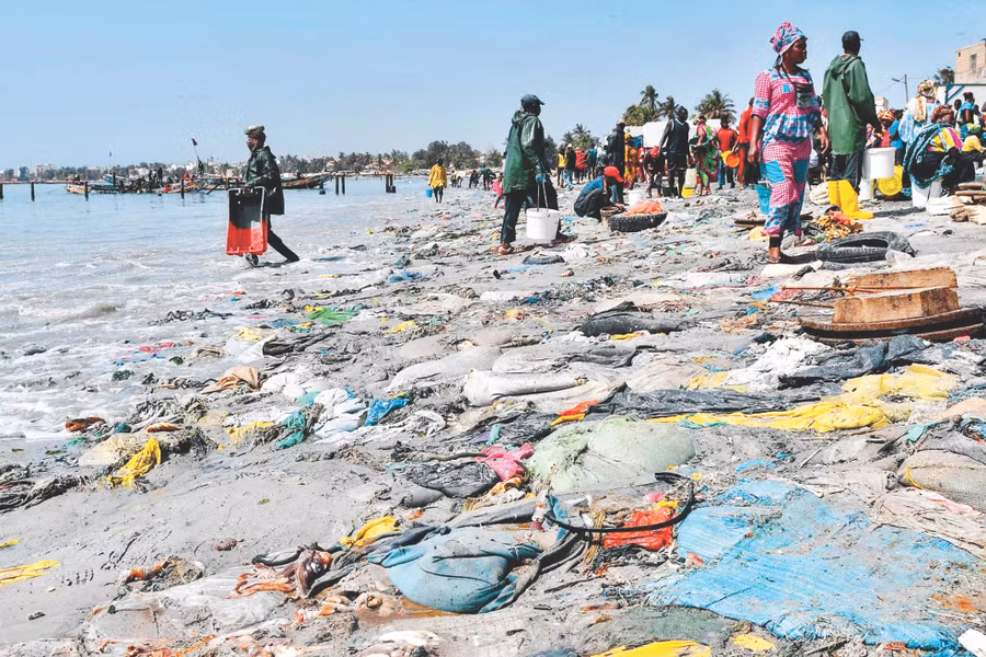 Rác thải nhựa trên một bãi biển của Indonesia. Ảnh: Straits Times