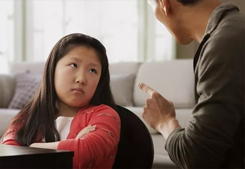 Bố mẹ nên bình tĩnh xử lý khi phát hiện trẻ trộm tiền. Ảnh: VerwellFamily.