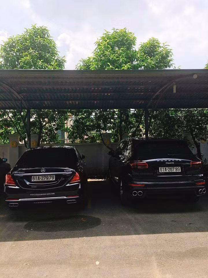 SUV hạng sang Porsche Cayenne mang biển san bằng tất cả. Loạt ô tô sang biển số sảnh cực chất của đại gia Việt