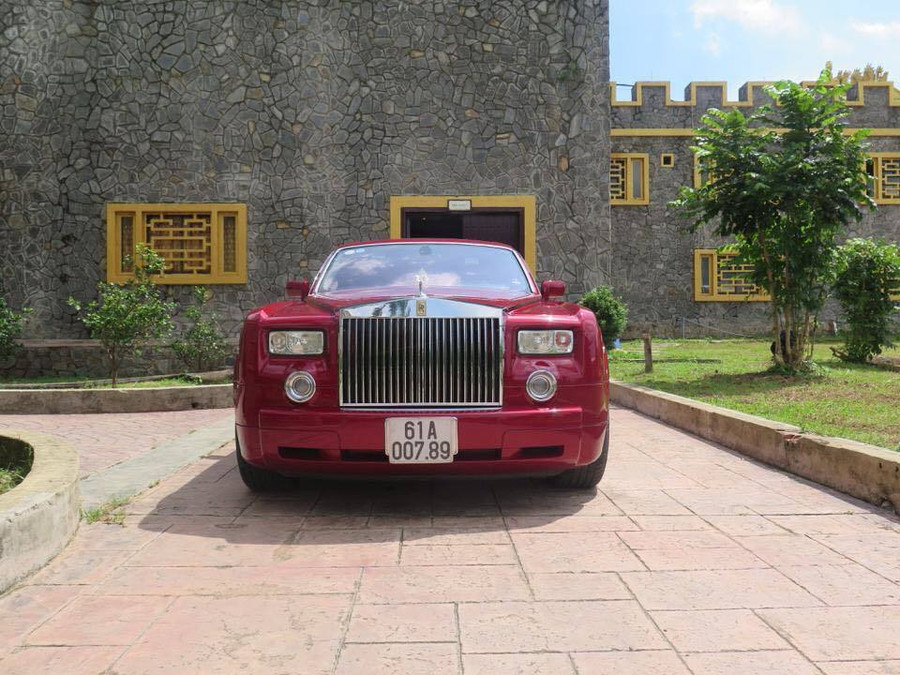 Chiếc xe siêu sang Rolls-Royce Phantom mang biển 61A-007.89. Đây là chiếc xe thuộc sở hữu của ông chủ Đại Nam, Huỳnh Uy Dũng hay còn gọi là Dũng "Lò Vôi". Ban đầu chiếc xe siêu sang này có màu đen nhưng được Dũng "Lò Vôi" sơn lại thành màu đỏ để hợp mệnh và hiện nay đã được ông chủ Đại Nam bán lại. Chiếc biển số của Rolls-Royce Phantom cũng thuộc biển tiến lên và thuộc biển sảnh siêu hot. Loạt ô tô sang biển số sảnh cực chất của đại gia Việt