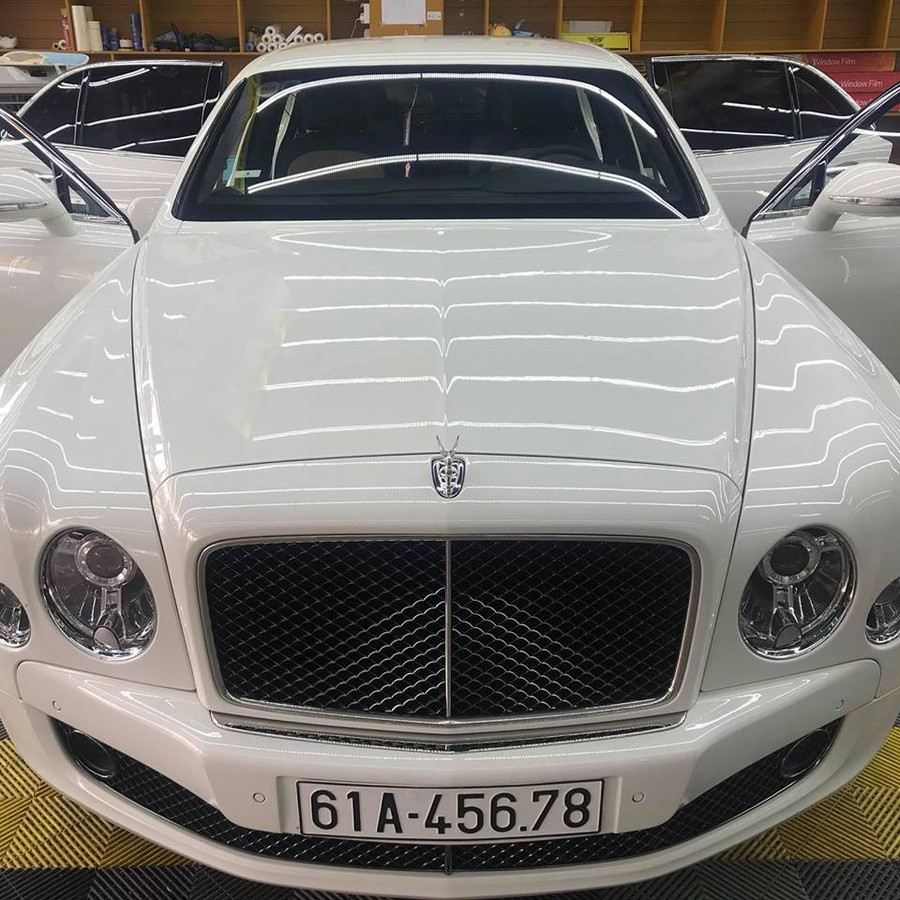 Bentley Mulsanne Speed của nữ doanh nhân tại Bình Dương mang biển sảnh. Chiếc xe siêu sang này được mua chính hãng và có giá bán hơn 32 tỷ đồng. Chiếc biển sảnh trên mẫu xe siêu sang Bentley Mulsanne Speed của nữ doanh nhân đến từ Bình Dương rất đẹp mắt với dàn 5 số tiến lên. Đây cũng là chiếc Bentley Mulsanne Speed chính hãng hiếm hoi tại thị trường Việt Nam. Loạt ô tô sang biển số sảnh cực chất của đại gia Việt