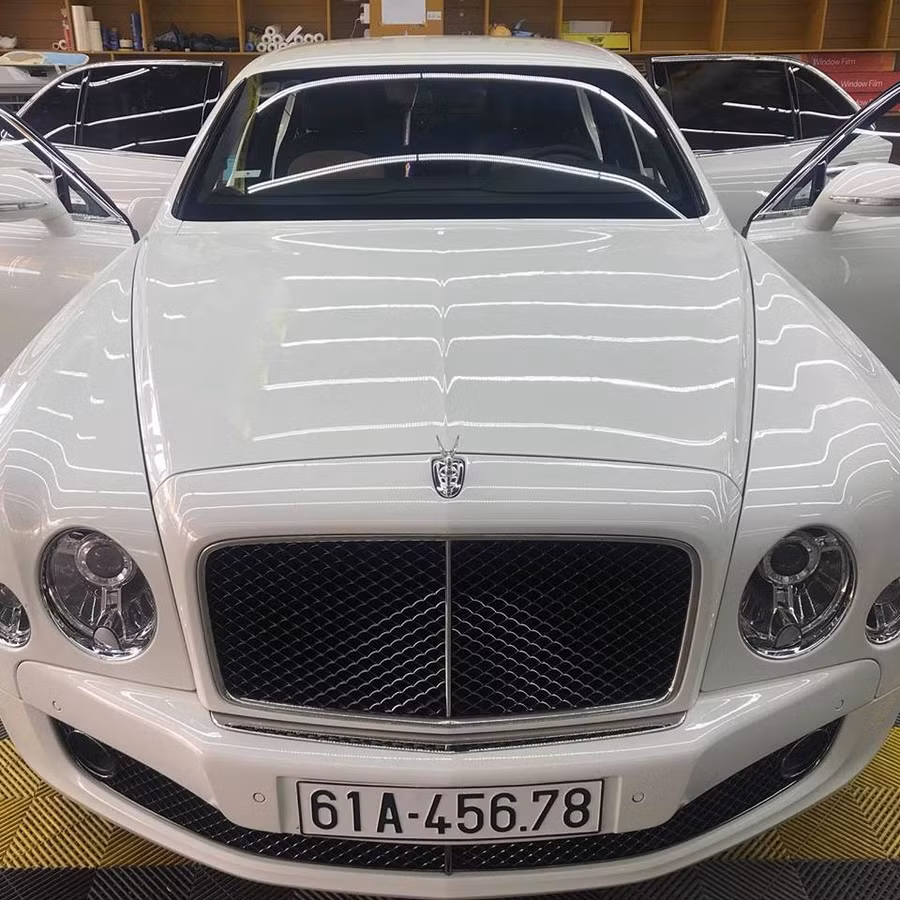 Bentley Mulsanne Speed của nữ doanh nhân tại Bình Dương mang biển sảnh. Chiếc xe siêu sang này được mua chính hãng và có giá bán hơn 32 tỷ đồng. Chiếc biển sảnh trên mẫu xe siêu sang Bentley Mulsanne Speed của nữ doanh nhân đến từ Bình Dương rất đẹp mắt với dàn 5 số tiến lên. Đây cũng là chiếc Bentley Mulsanne Speed chính hãng hiếm hoi tại thị trường Việt Nam. Loạt ô tô sang biển số sảnh cực chất của đại gia Việt