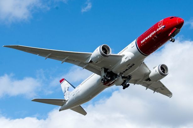 Các mảnh vỡ rơi xuống từ một máy bay của Norwegian Airlines gặp sự cố. Các mảnh vỡ rơi xuống từ một máy bay của Norwegian Airlines gặp sự cố.