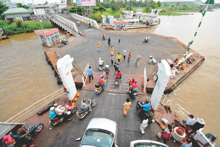 Gần 1 thế kỷ, phà Vàm Cống đã đưa, rước khách, nối đôi bờ An Giang - Đồng Tháp. Ảnh: H. Vũ Gần 1 thế kỷ, phà Vàm Cống đã đưa, rước khách, nối đôi bờ An Giang - Đồng Tháp. Ảnh: H. Vũ