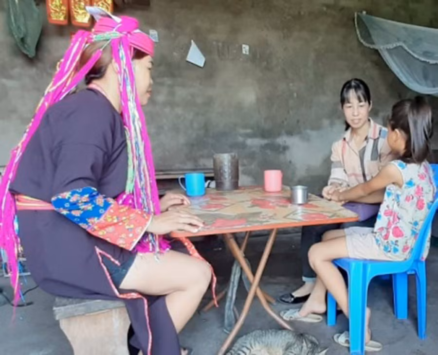 Cô giáo Lương Thị Huyền vận động học sinh ra lớp tại điểm trường Cống To. Ảnh nhân vật cung cấp