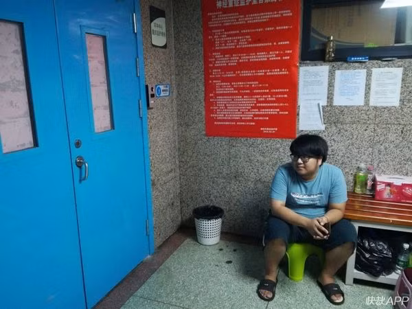 Tình yêu và sự kiên trì của Tôn Dương dành cho Viêm Đệ khiến nhiều người xúc động.&nbsp;“Nếu tôi không hôn thì chẳng còn cơ hội nào hôn cô ấy nữa. Chắc chắn rằng cô ấy chưa bao giờ muốn từ bỏ thế giới này. Chỉ là những ngày sau cùng, cô ấy nói rằng không thể chịu đựng nổi nữa, không thể kiên trì nữa” - Tôn Dương chia sẻ.