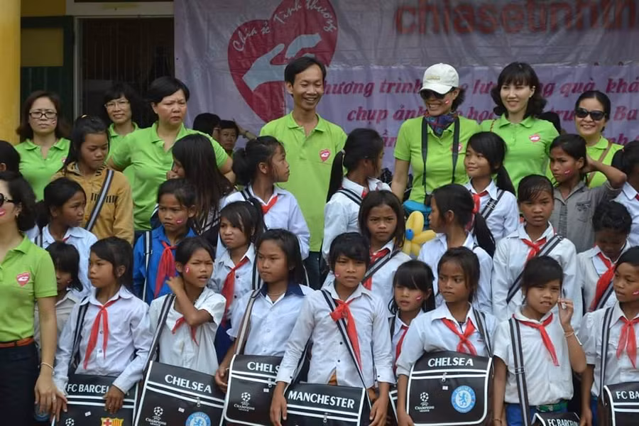 Thầy giáo Phạm Phú Cường (đứng giữa hàng trên cùng) trao quà cho HS có hoàn cảnh khó khăn. Ảnh nhân vật cung cấp