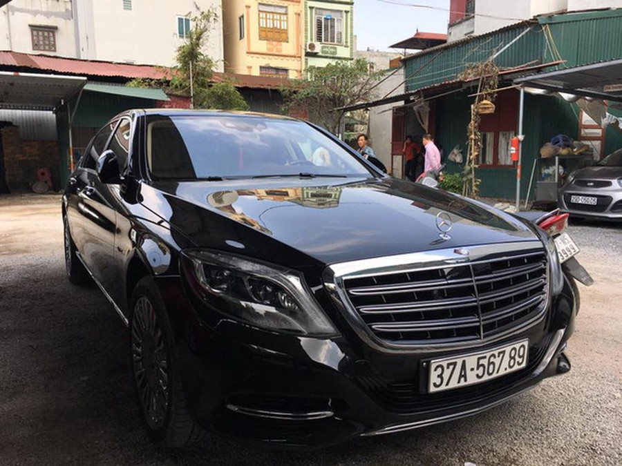 Chiếc Mercedes-Maybach S600 ở Nghệ An trị giá 14, 2 tỷ đồng từng gây sốtkhi đeo biển kiểm soát 56789 được giới chơi xe dịch ra là “san bằng tất cả”. Được biết, chiếc Mercedes-Maybach S600 mang biển “khủng” này trị giá 14,2 tỷ đồng mang biển "khủng" này thuộc quyền sở hữu của một đại gia đến từ Nghệ An. Theo một số thông tin, chiếc xe này đã đeo biển này khá lâu, nhưng khi tra cứu trên trang web chính thức của Cục đăng kiểm Việt Nam thì lại không có thông tin biển số này. Loạt ô tô sang biển số sảnh cực chất của đại gia Việt