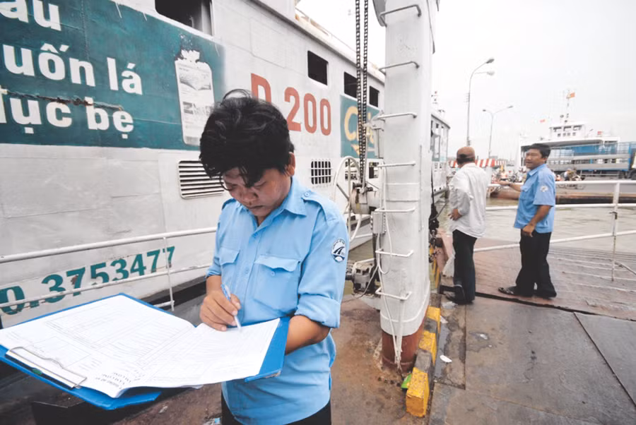 Tất cả làm việc với tinh thần trách nhiệm cho đến chuyến phà cuối cùng. Ảnh: H. Vũ